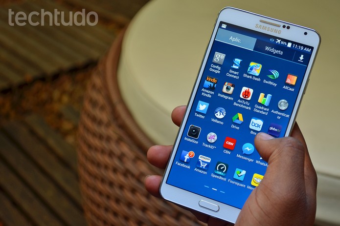 Note 3 tem pegada firme e, com boa vontade, dá para usar apenas com uma das mãos. Mas requer prática (Foto: Luciana Maline / TechTudo) Note 3 tem pegada firme e, com boa vontade, dá para usar apenas com uma das mãos. Mas requer prática (Foto: Luciana Maline / TechTudo)