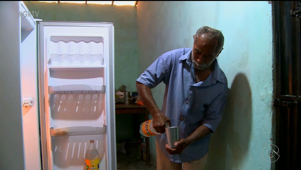 Seu Francisco agora usa a geladeira em casa (Foto: Reprodução/TV GRande Rio)