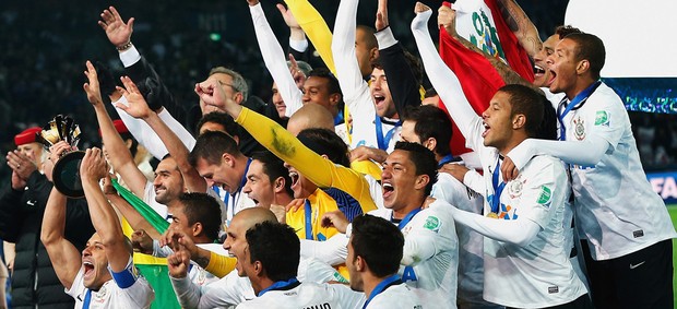 Corinthians recebe a taça do título Mundial (Foto: Getty Images)