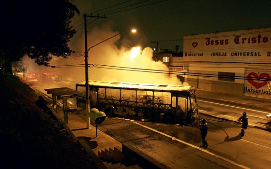 Ônibus queimado pelo PCC em São Paulo,em 2006 (Foto: Valéria Gonçalves/Estadão Conteúdo)