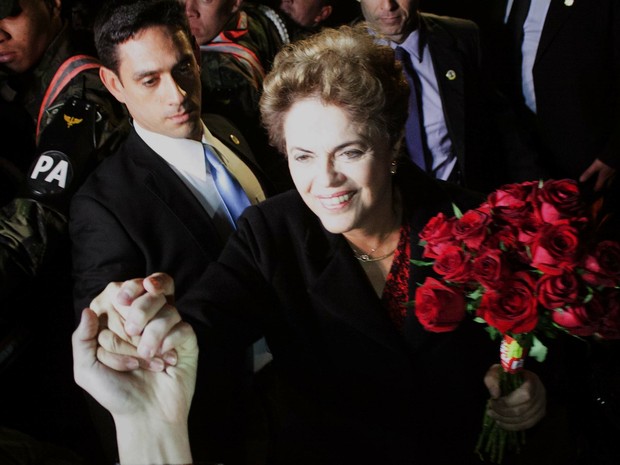 Dilma Rousseff é recebida por manifestantes e apoiadores na Base Aérea de Canoas (Foto: José Carlos Daves/Futura Press/Estadão Conteúdo)