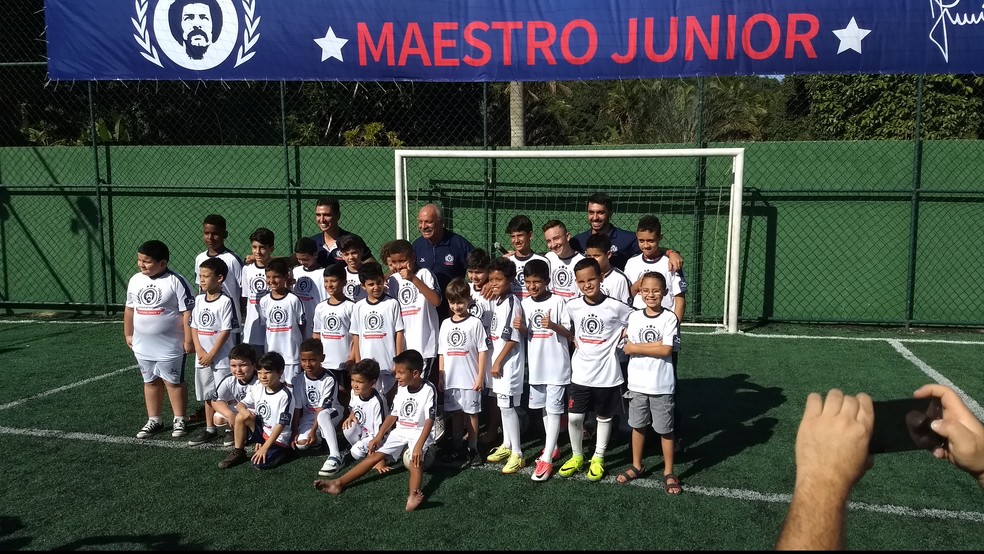 Inauguração da escolinha de futebol de Júnior (Foto: Felipe Siqueira)