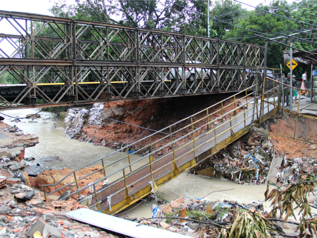 G Ponte Para Pedestres Instalada No Tarum Desaba Durante Chuva No