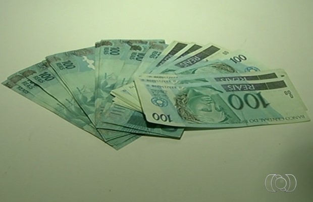 Homem recebe R$ 6 mil em notas falsas por venda de carro negociada na web, em Goiás (Foto: Reprodução/ TV Anhanguera)