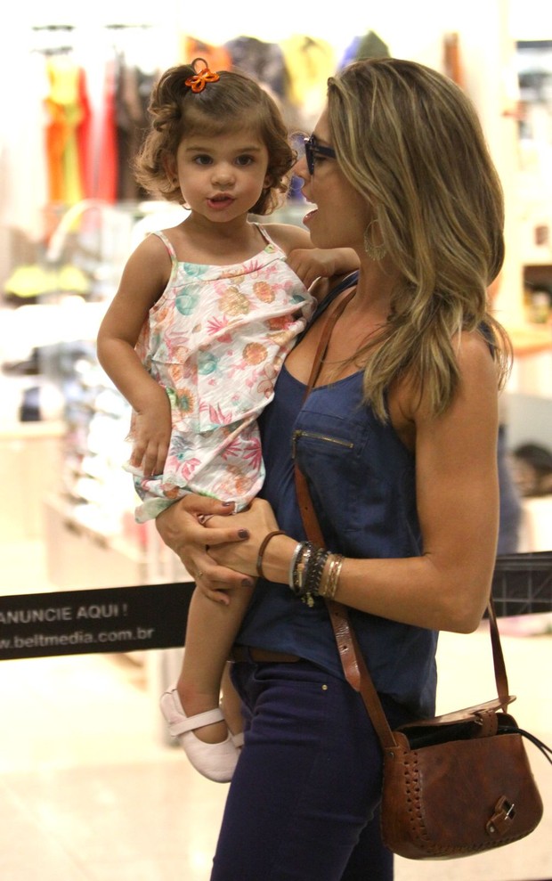 Grazi Massafera com a filha Sofia (Foto: Wagner Santos / Foto Rio News)