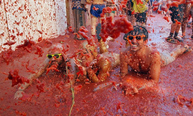 Participantes de divertem durante o tradicional festival Tomatina (Foto: Alberto Saiz/AP)