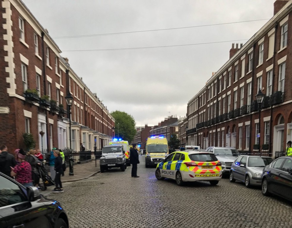 Polícia na rua onde aconteceram as mortes (Foto: Twitter/Reprodução)