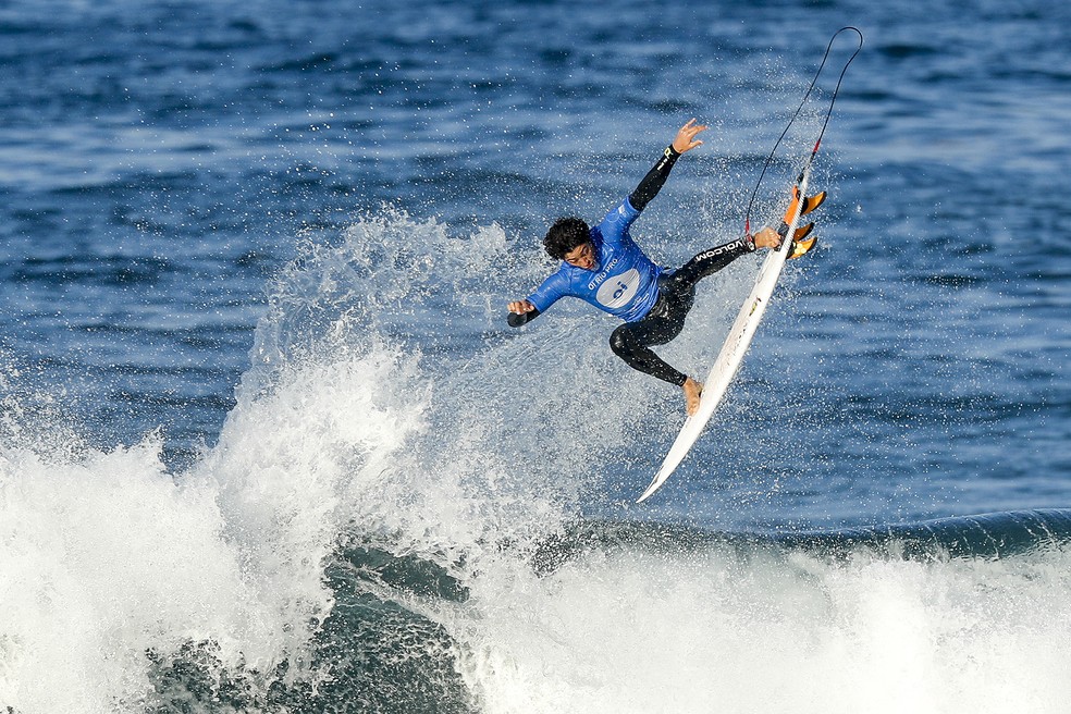 Yago Dora num aéreo na vitória sobre Kolohe Andino pela segunda fase do Rio Pro (Foto: Damien Poullenot/WSL)