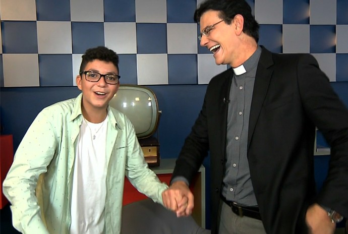 Wagner Barreto, campeão do The Voice Kids, ficou feliz e emocionado ao conhecer o Padre Reginaldo Manzotti (Foto: Divuldação/RPC)