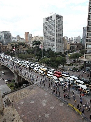 Motoristas de vans bloqueiam pista no Viaduto do Chá. (Foto: Sergio Castro/Estadão Coneúdo)