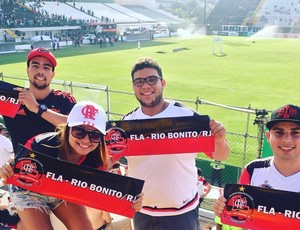 Claudio Portella com amigos em jogo do Flamengo na temporada (Foto: Arquivo Pessoal)