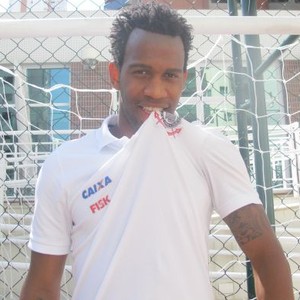 Gil festeja gol de nuca e dedica a roupeiro: 