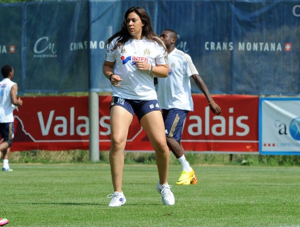 Marion Bartoli joga bola com jogadores do Olympique de Marseille (Foto: Divulgação/Site Oficial  Olympique de Marseille)