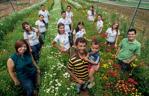 FERTILIZANTE O agricultor Silva (com o neto no colo) na plantação. Ele recebe orientação técnica da estudante Sheyla (de azul) graças à ONG de Taumaturgo (de camisa verde) (Foto: Rodrigo Carvalho/ÉPOCA)