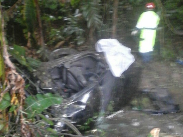 Jovem que morreu foi projetada para fora do carro (Foto: Bombeiros Voluntários de Barra Velha/Divulgação)