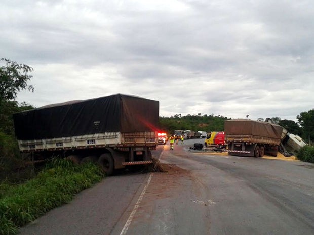 Carretas bateram de frente e dois motoristas morreram em Jangada (MT). (Foto: Divulgação/PRF)