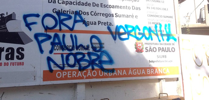 Nobre é alvo de pichações nas obras da Arena após derrota no Recife