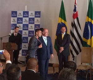 Gabriel, do Santos, ao lado do governador Geraldo Alckmin (Foto: Leonardo Lourenço)