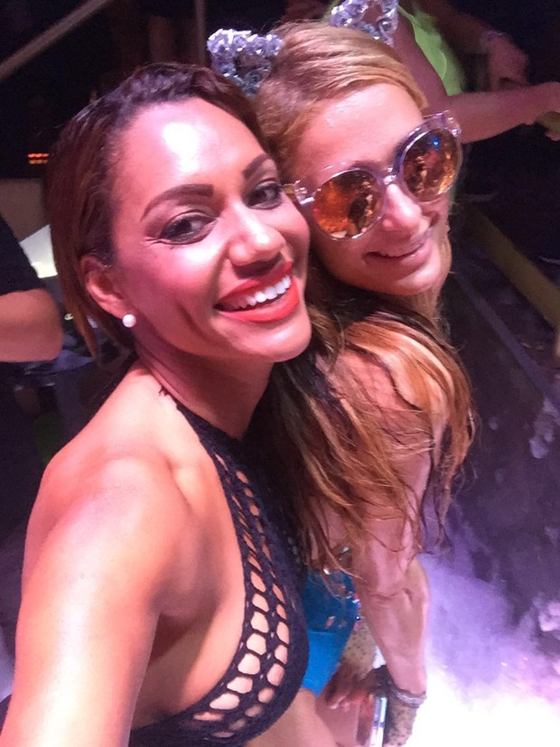 Ana Paula Evangelista toma banho de espuma com Paris Hilton em Ibiza (Foto: R2assessoria)