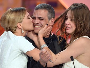 Atrizes Adele Exarchopoulos, Lea Seydoux e director Abdellatif Kechiche, vencedores da Palma de Ouro por 'La vie d'Adele' (Foto: AFP PHOTO / LOIC VENANCE)