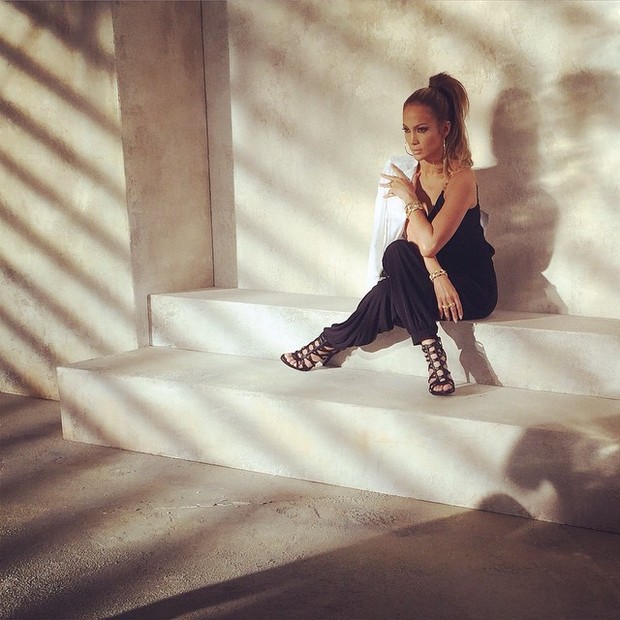 Jennifer Lopez posa para ensaio de moda (Foto: Instagram/ Reprodução)