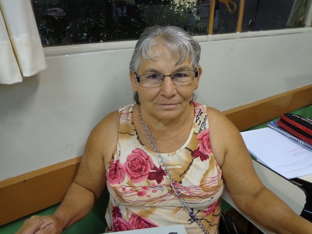 Dona Rosa Amoré da Silva conta que o dinheiro que recebe ajuda na compra da &#39;mistura&#39;. (Foto: Divulgação/Prefeitura de Paraíso do Norte)