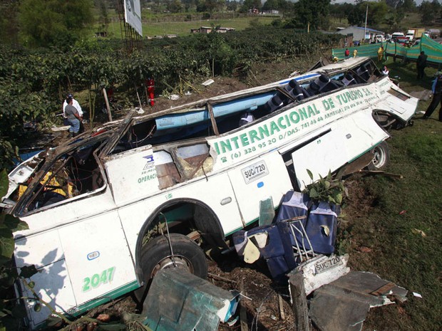 Pelo menos 26 pessoas morreram e 10 ficaram feridas nesta segunda-feira (17) em um acidente com um ônibus que levava 40 passageiros na região central da Colômbia. (Foto: John Vizcaino/Reuters)