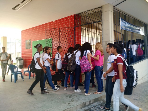 Estudantes entram na escola Sizenando Silveira (Foto: Penélope Araújo/G1)
