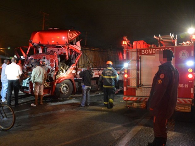Ambulâncias socorreram motorista que ficou preso às ferragens do veículo (Foto: Anderson Oliveira/ Blog do Anderson)