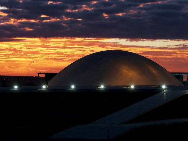 Amanhecer deste domingo (17) na Esplanada dos Ministérios, com vista para o Congresso Nacional (Foto: Paulo Whitaker/Reuters) Amanhecer deste domingo (17) na Esplanada dos Ministérios, com vista para o Congresso Nacional (Foto: Paulo Whitaker/Reuters)