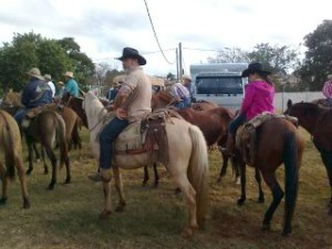 Mônica, de 10 anos, participa pela terceira vez da cavalgada ao lado do avô. (Foto: Giliardy Freitas / TV TEM) Mônica, de 10 anos, participa pela terceira vez da cavalgada ao lado do avô. (Foto: Giliardy Freitas / TV TEM)