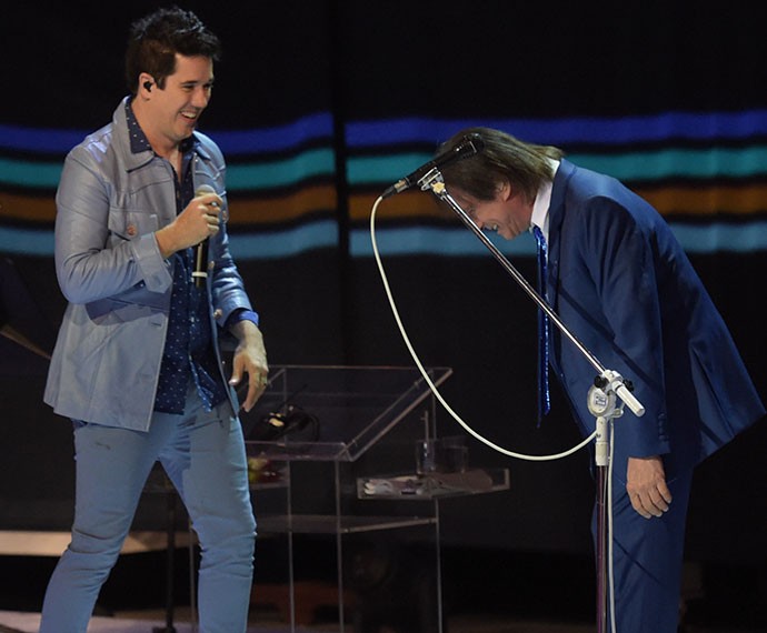 Rogério Flausino canta com Roberto Carlos (Foto: Gshow)