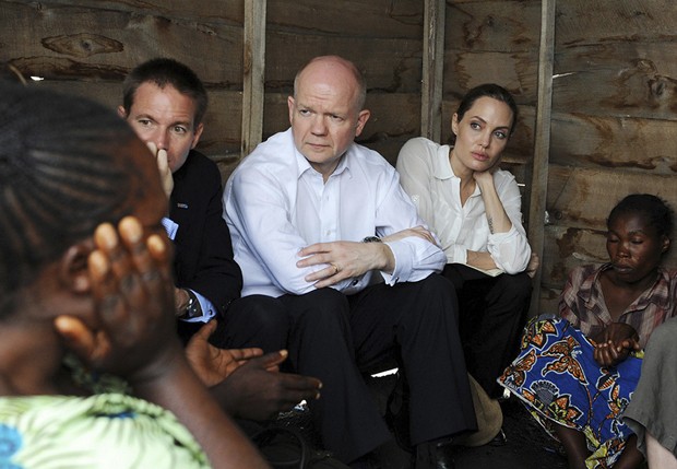 Angelina Jolie e William Hague visitam o Congo (Foto: ApExchange) Angelina Jolie e William Hague visitam o Congo (Foto: ApExchange)
