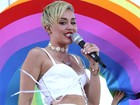 Miley Cyrus mostra mancha roxa na perna durante show 