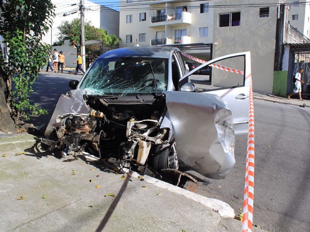 Carro ficou totalmente destruído (Foto: Renato Mendes/Brazil Photo Press/Estadão Conteúdo) Carro ficou totalmente destruído (Foto: Renato Mendes/Brazil Photo Press/Estadão Conteúdo)