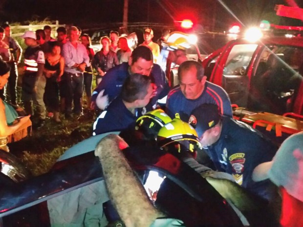 Samu e bombeiros auxiliaram em resgate (Foto: Divulgação/Corpo de Bombeiros)