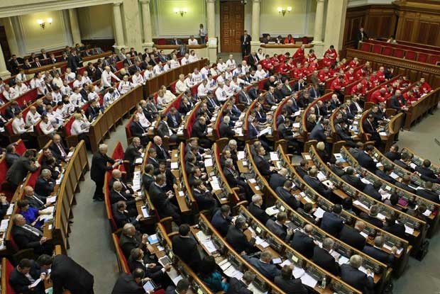 Parlamento ucraniano durante sessão que rejeitou projeto de lei sobre Yulia Tymoshenko nesta quinta-feira (21) (Foto: Gleb Garanich/ Reuters)