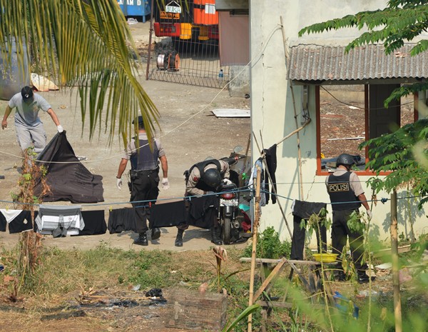 Polícia antiterrorismo examina a área onde ocorreu a explosão, em Jacarta (Foto: AFP)
