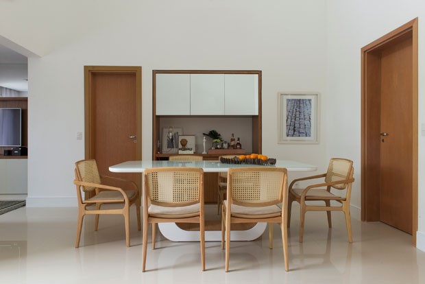 Apartamento com horta e cozinha ampla celebra o convívio (Foto: Manu Oristanio/Divulgação) Apartamento com horta e cozinha ampla celebra o convívio (Foto: Manu Oristanio/Divulgação)