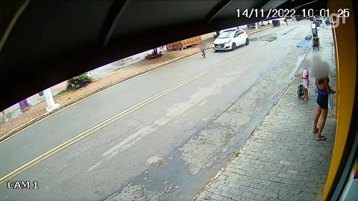 Crian A Atropelada Por Carro Ao Tentar Atravessar Rua No Interior De