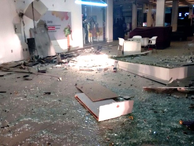 Explosão dentro do shopping Cidade Jardim destruiu completamente o caixa do Bradesco e danificou lojas (Foto: Marksuel Figueredo/Inter TV Cabugi)