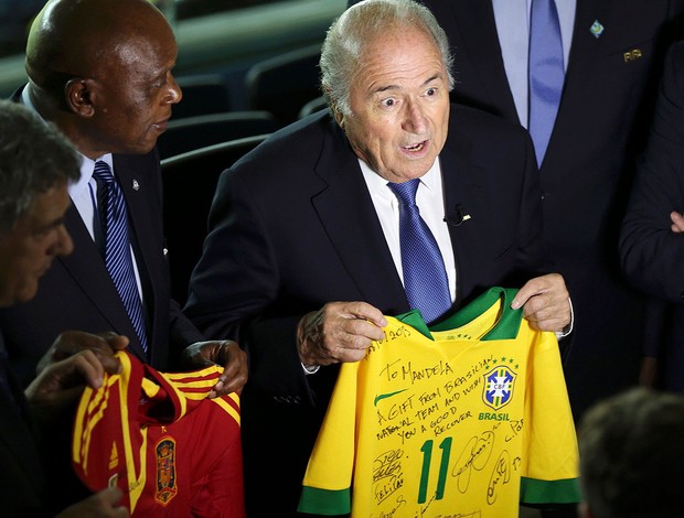 Blatter camisa Seleção autografada presente Mandela (Foto: Reuters)