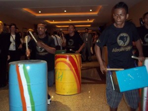 Jovens do Afroreggae dão um show de bateria para executivos e empresários (Foto: Lilian Quaino/G1)