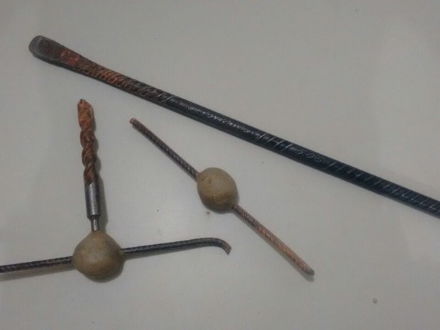 Materiais foram usados para furar buraco na parede da cadeia de Martinho Campos (Foto: Polícia Militar/Divulgação)