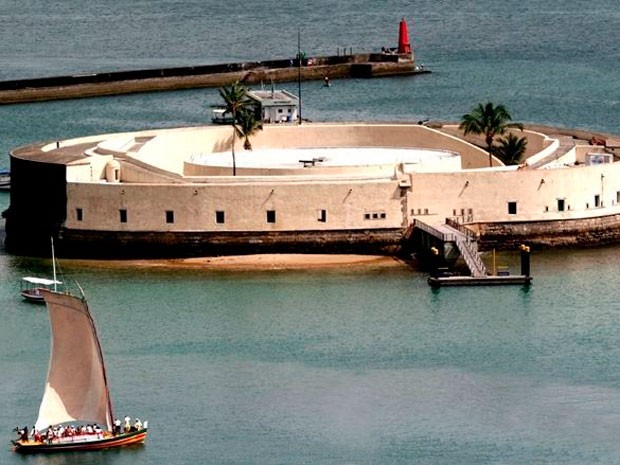 Veleiro Sombra da Lua é uma das mais antigas embarcações a vela do estado. (Foto: Associação Viva Saveiro/Divulgação)