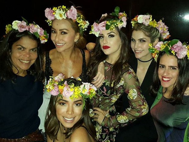 Daniela Falcão, Sabrina Sato, Anitta, Kéfera, Julia Faria e  Paula Bezerra em evento em São Paulo (Foto: Instagram/ Reprodução)