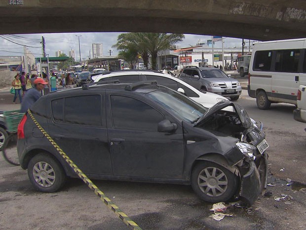 Carro roubado e dirigido por menino de 10 anos colidiu contra um ônibus.   (Foto: Reprodução / TV Globo)