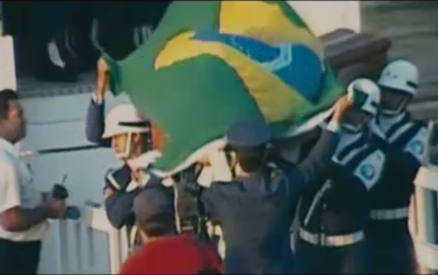 Caixão de Senna é carregado em sua chegada ao Brasil (Foto: Reprodução SporTV)