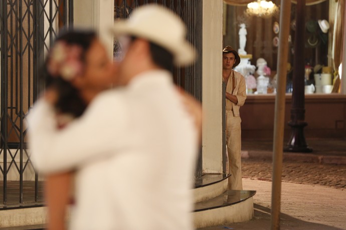 Candinho vê Filomena e Ernesto se beijarem (Foto: Ellen Soares / Gshow)