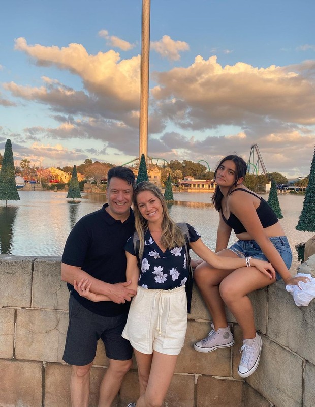 Jacqueline Brazil e Luiz Carlos Jr. viajam à Disney com Maria Eduarda, filha dele (Foto: Reprodução/Instagram) Jacqueline Brazil e Luiz Carlos Jr. viajam à Disney com Maria Eduarda, filha dele (Foto: Reprodução/Instagram)